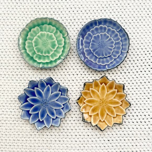 Kotobuki Other - Kotobuki Round Flower Dahlia Crackle Glaze Teabag Plates Set 4 Green Blue Yellow